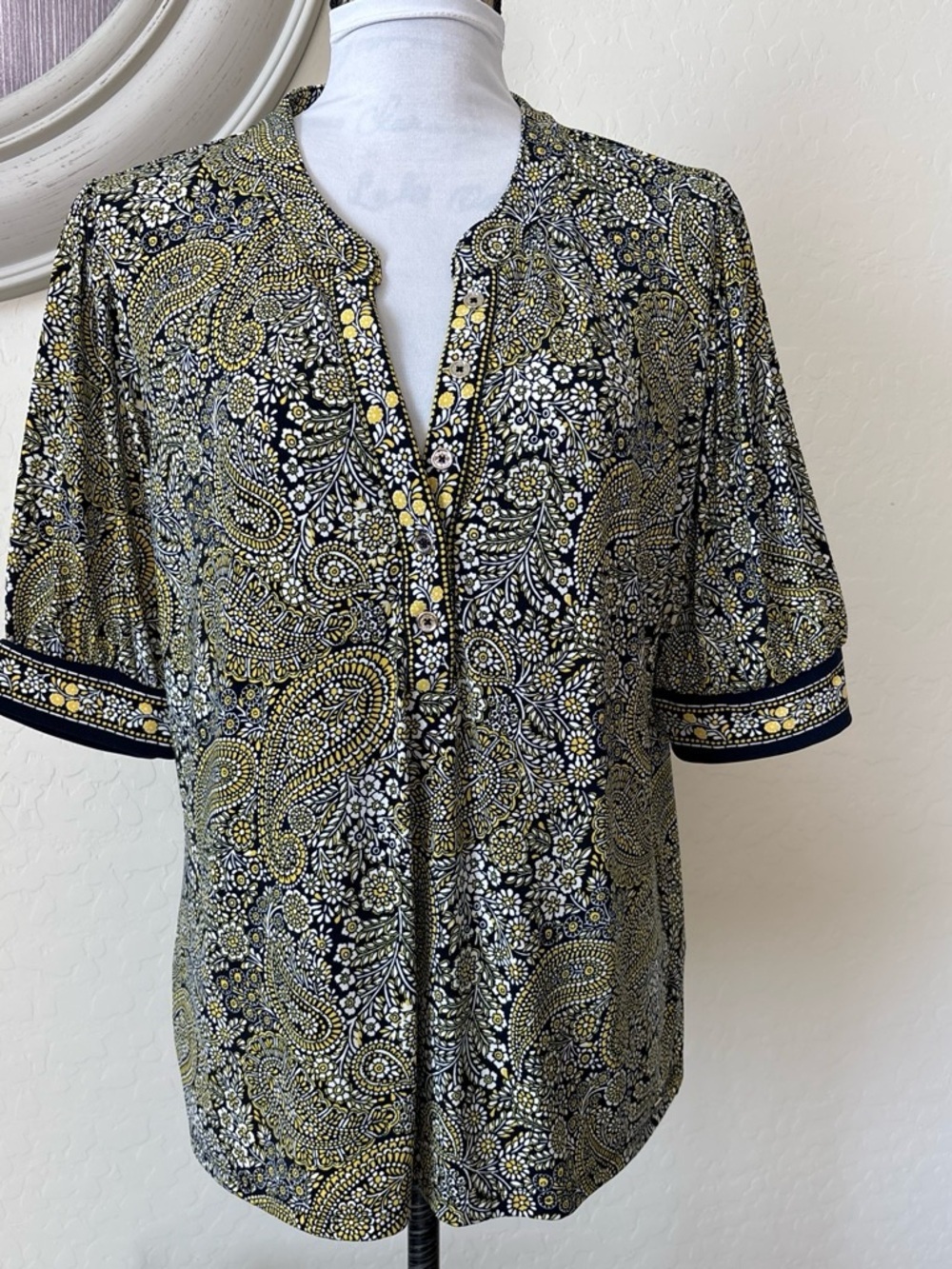 tommy hilfiger women’s Multicolor top with puff sleeves. L-XL